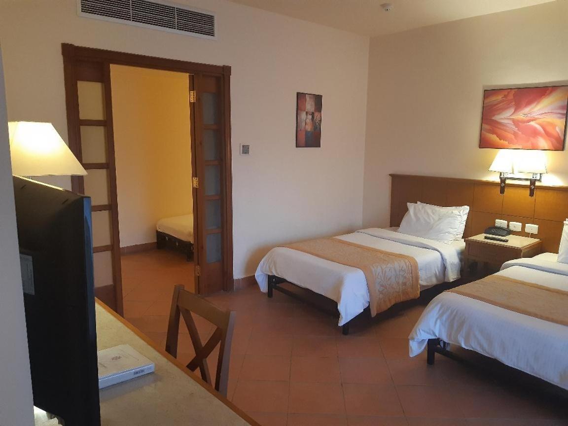 Suite Familiar con vistas a la piscina (3 adultos + 2 niños) - Solo egipcios y residentes