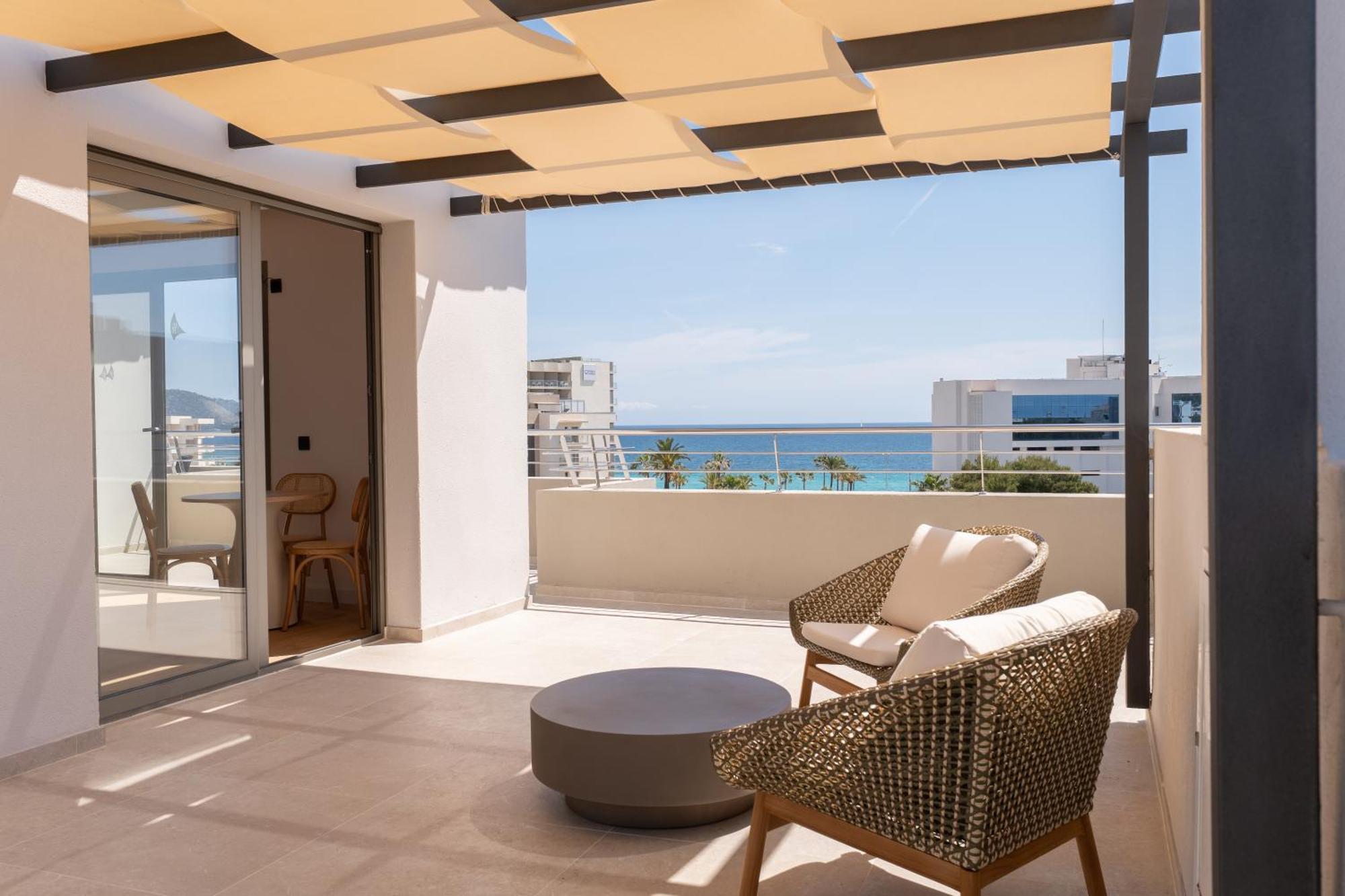 Habitación Doble Deluxe con balcón y vistas al mar