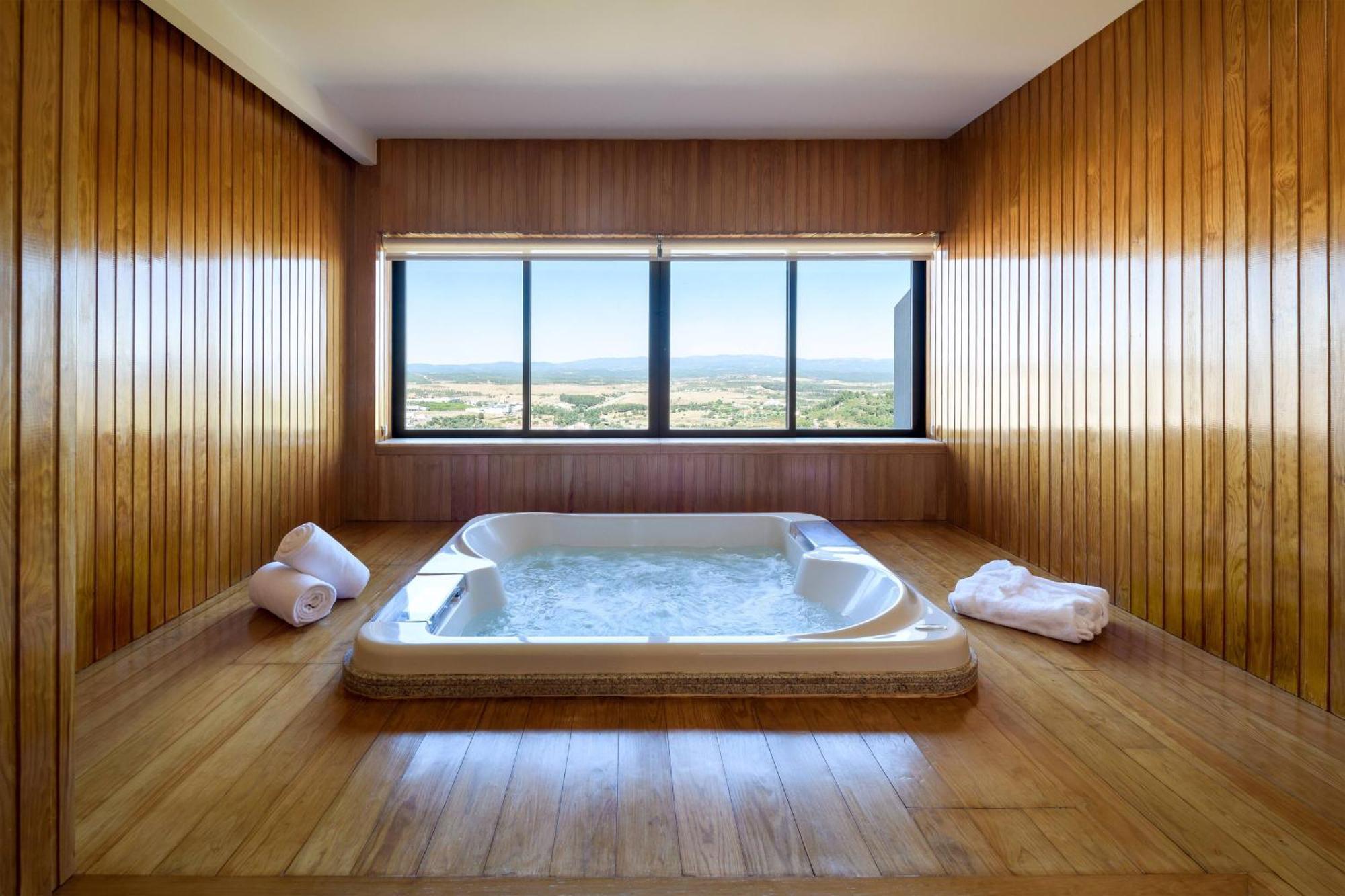 Master Suite Jacuzzi,1770439657:JPEG