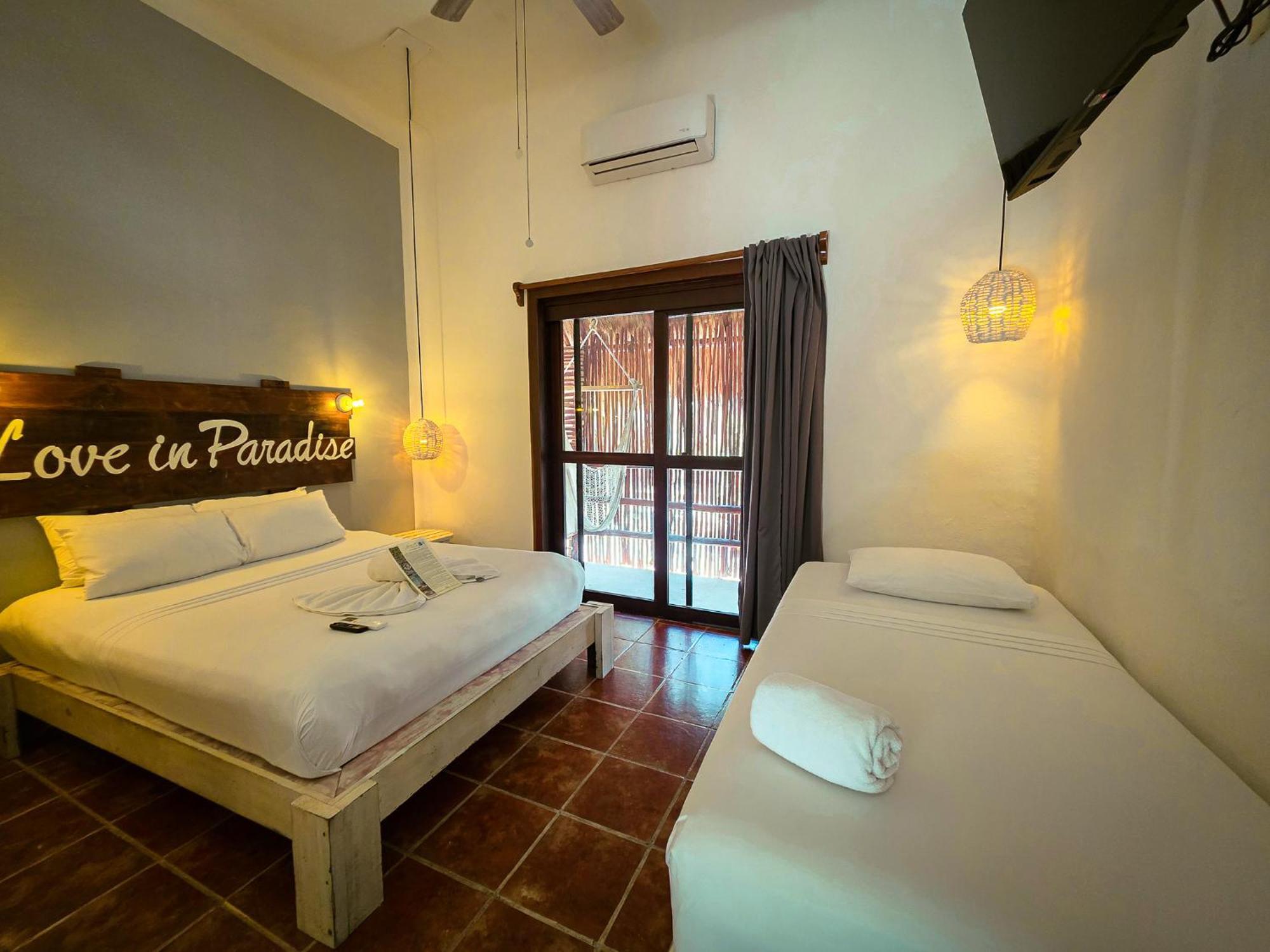Habitación Doble con balcón (3 adultos)