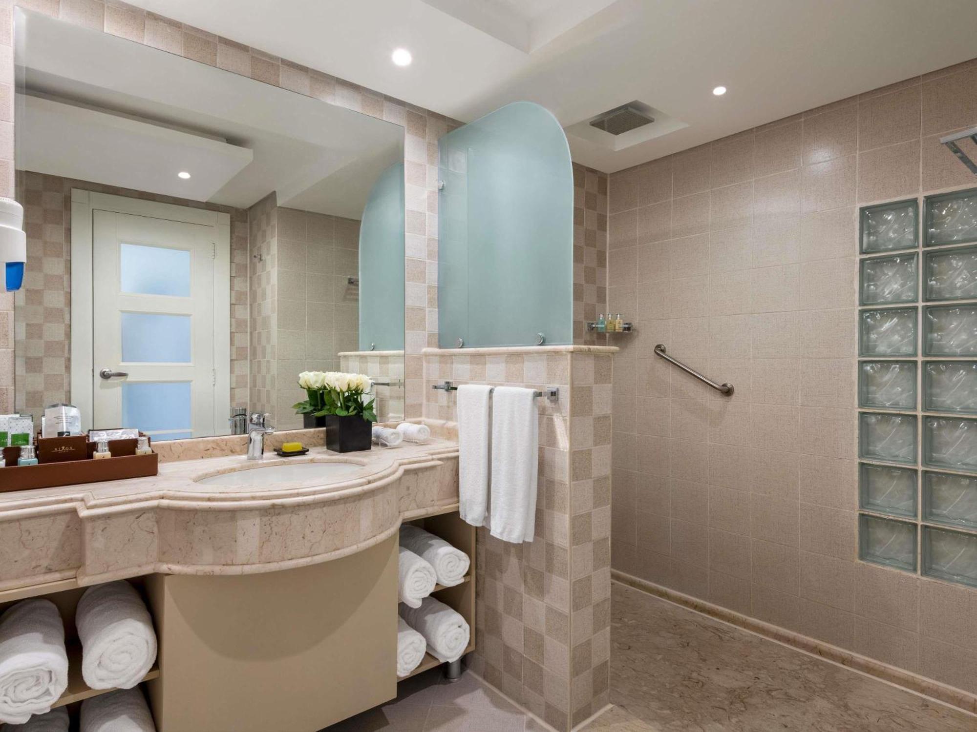 Quarto Superior com 2 Camas de Solteiro e Vista da Cidade