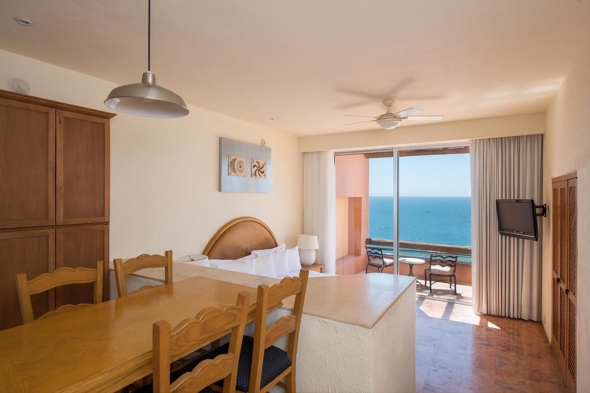 Studio with King Bed, Jacuzzi and Partial Ocean View