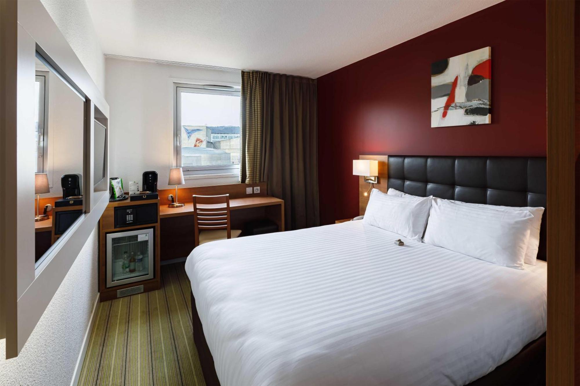 Standard Double Room with Roll-In Shower - Disability Access/Non-Smoking