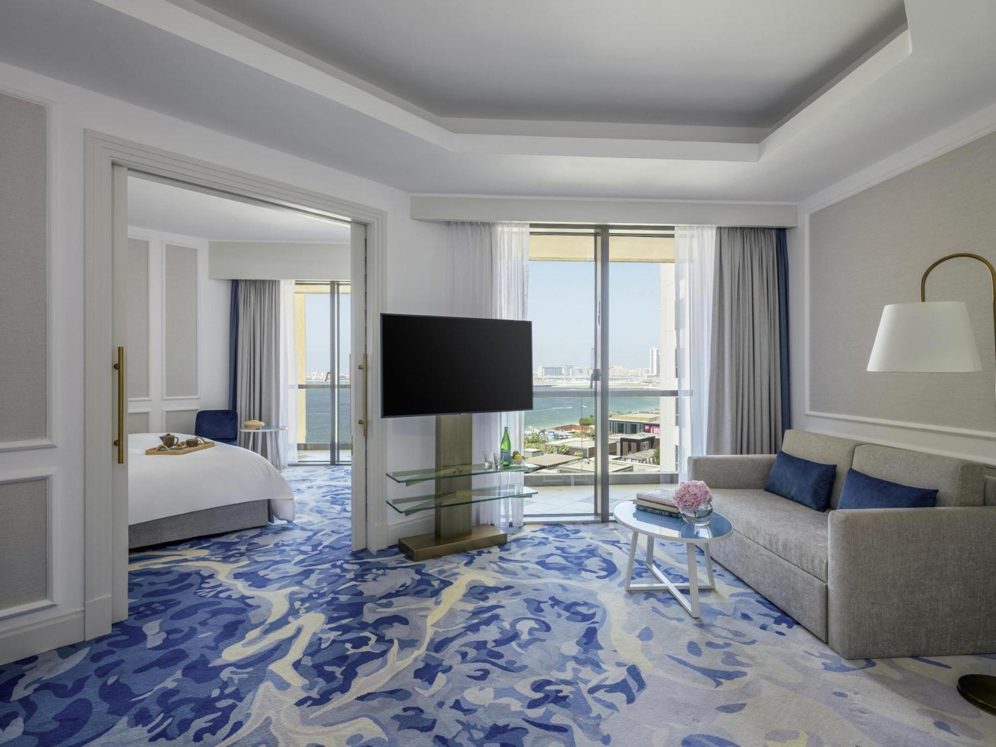 Junior King Suite Partial Sea View Club Access
