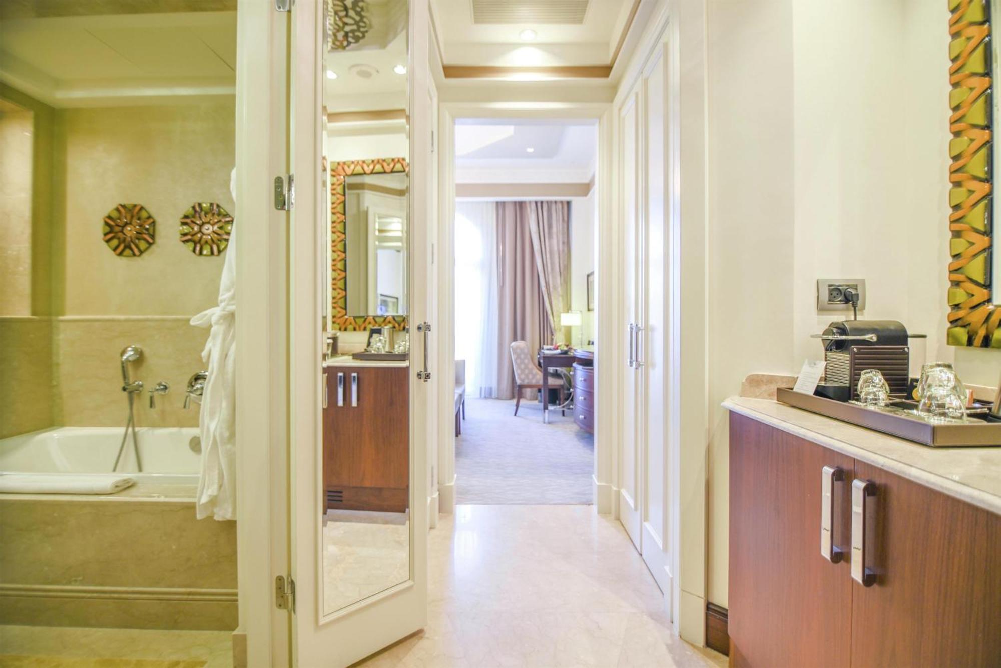 Superior King Room Balcony