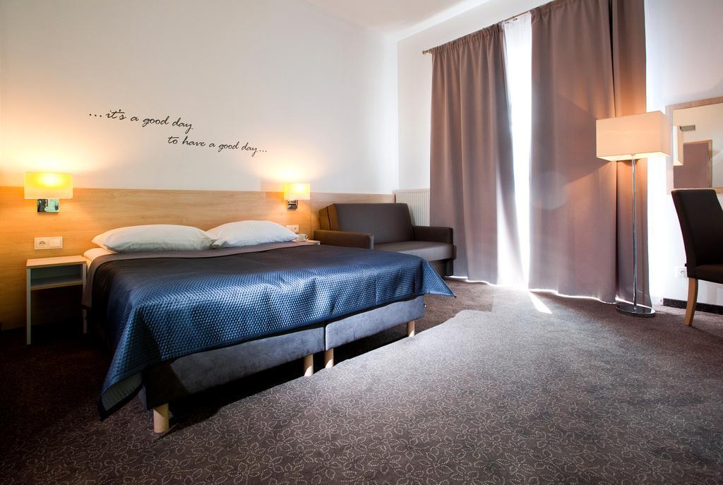Familienzimmer (2 Erwachsene + 1 Kind)