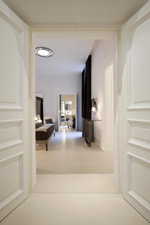 Suite con cama grande y balcón
