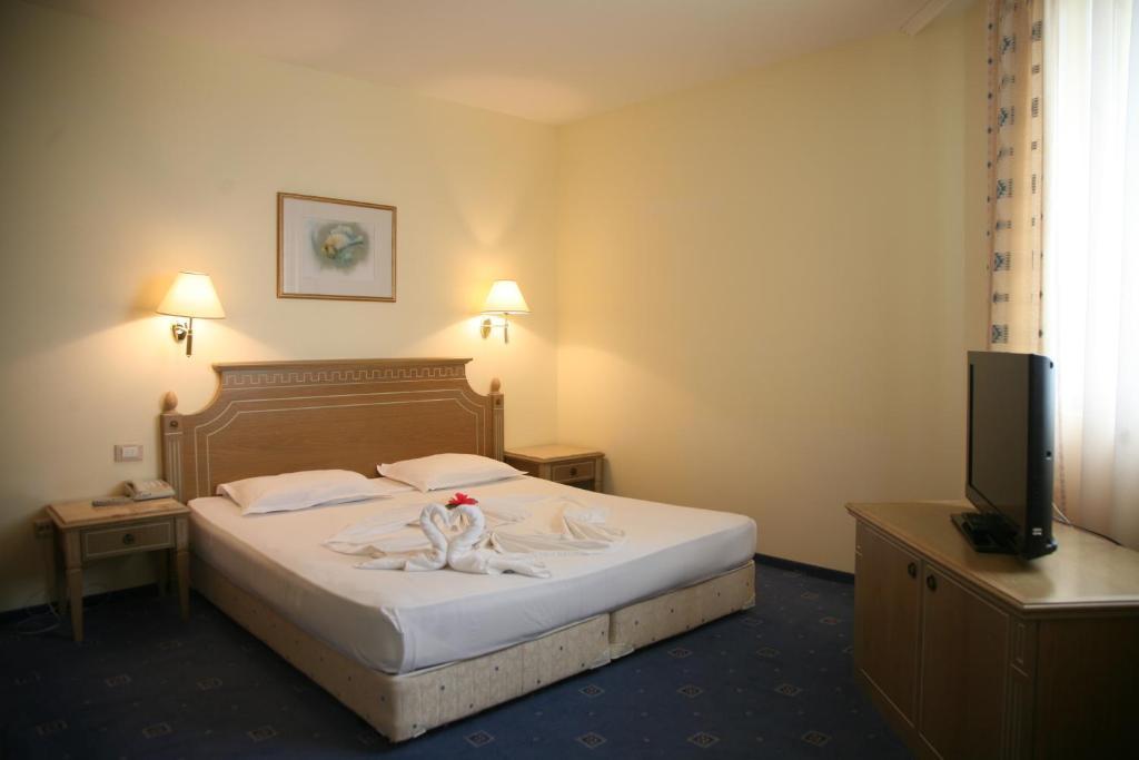 Suite with Pool View - Free Beach Access