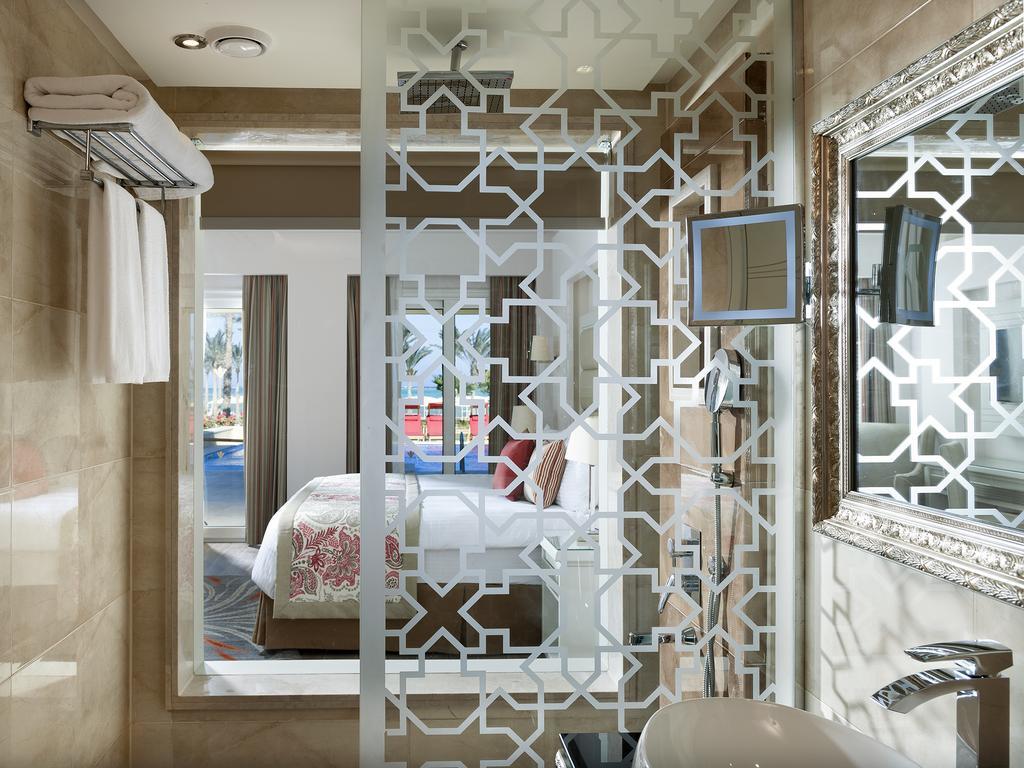 Quarto com Acesso Direto à Piscina