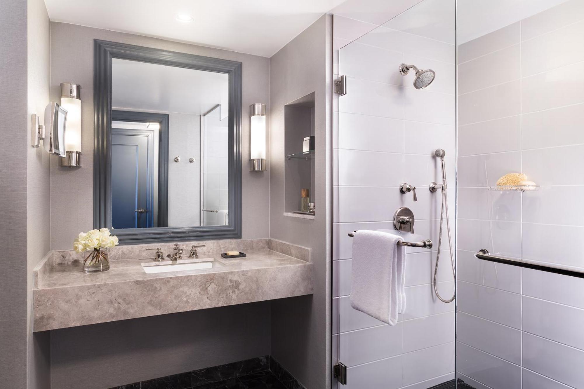 Deluxe King Room with City View - Disability Access