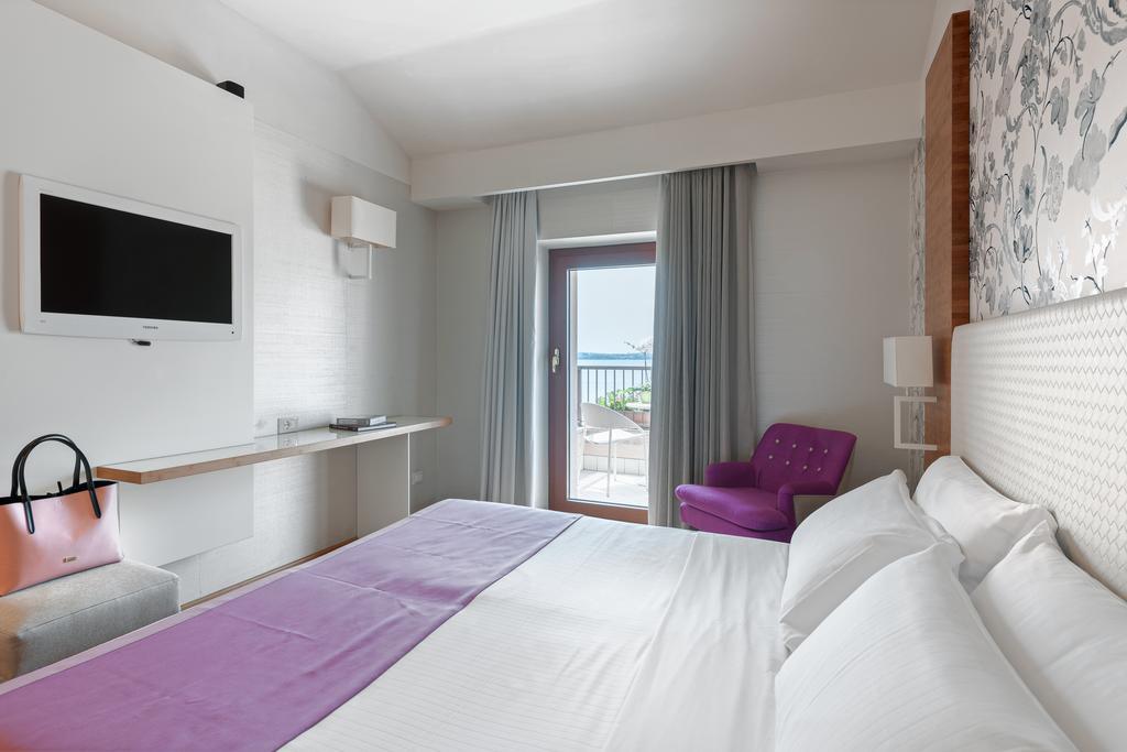 Double Room with Lake View,705329470:JPEG