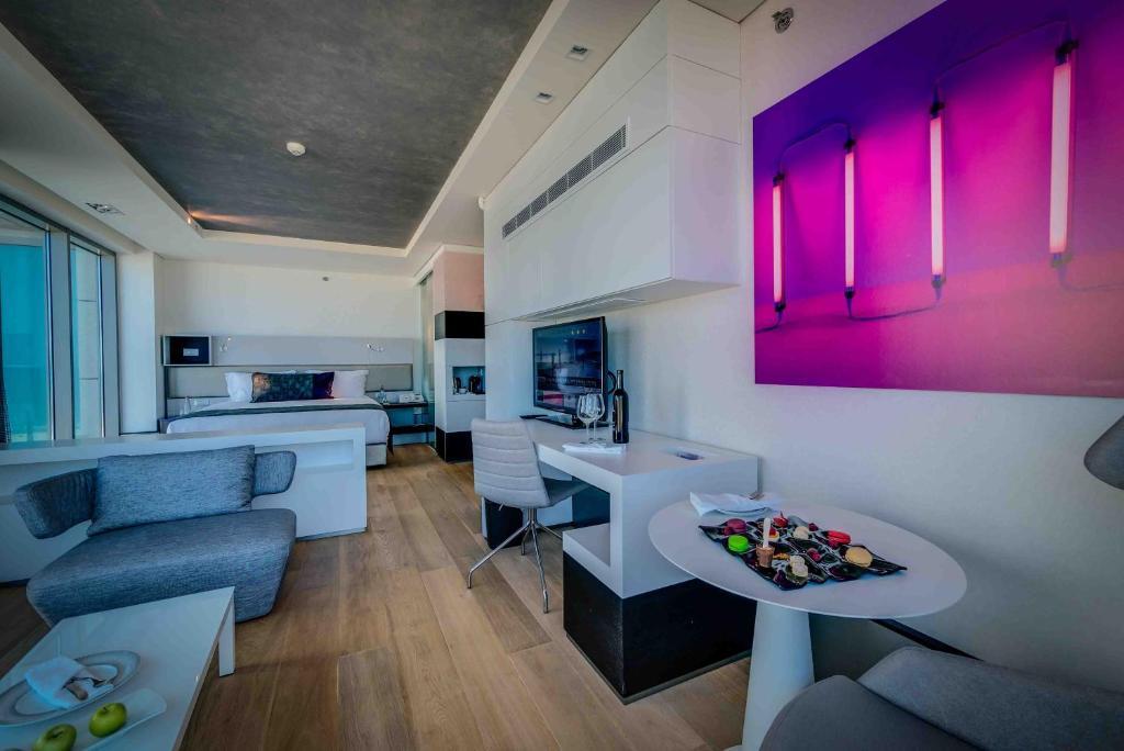 Large Studio Room,136279311:JPEG