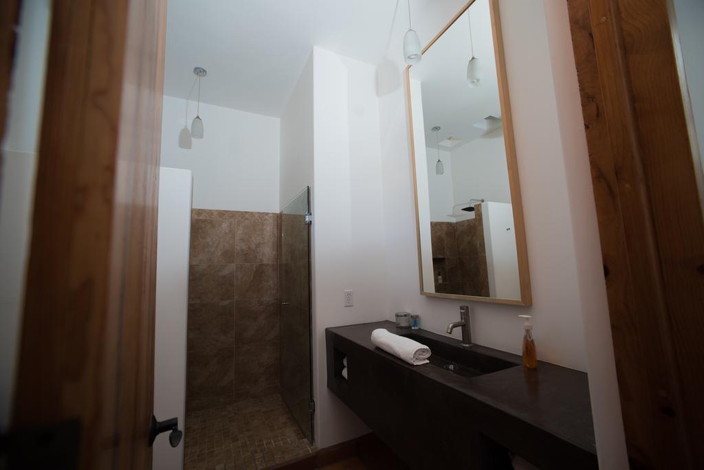 Habitación con cama extragrande y balcón