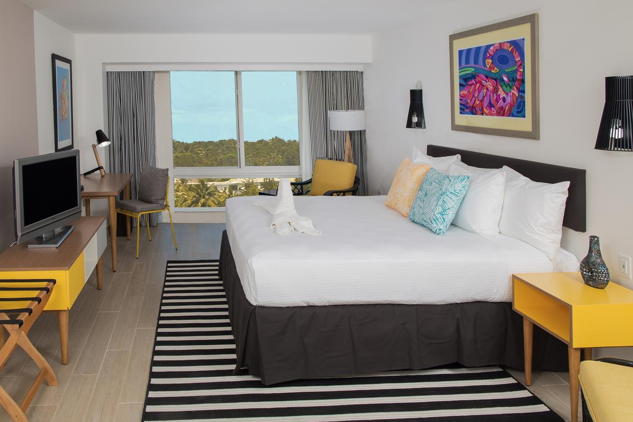 Zimmer mit Kingsize-Bett und Inselblick