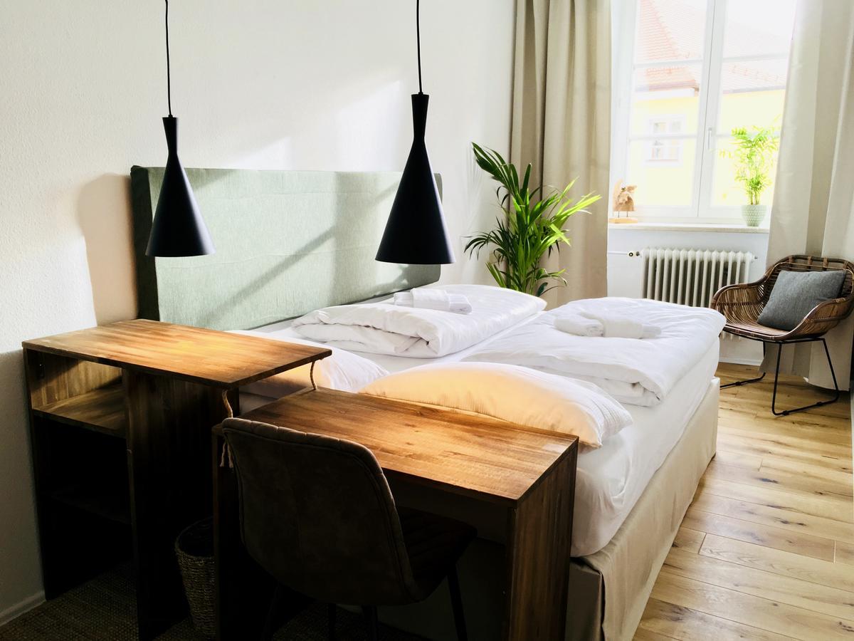 Small Double Room,543188544:JPEG