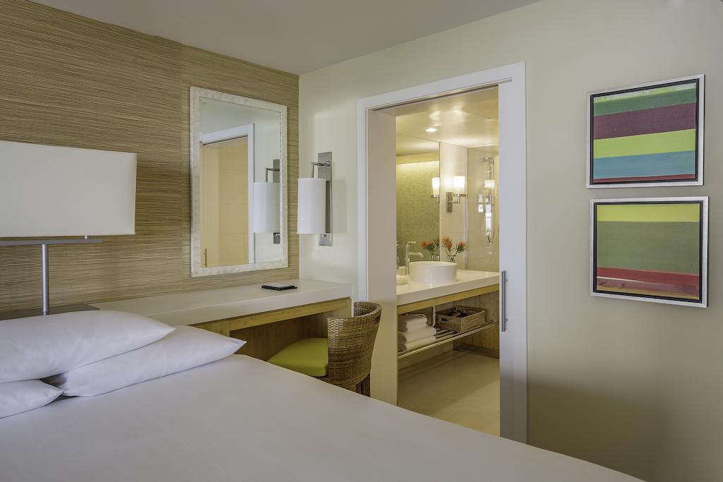 Quarto Queen com 2 Camas Queen-size e Banheira Acessível para Hóspedes com Mobilidade Reduzida