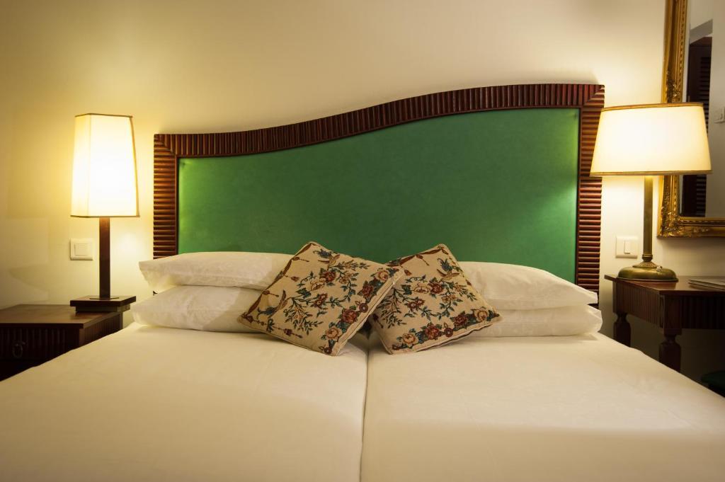 Quarto com Cama de Casal ou 2 de Solteiro