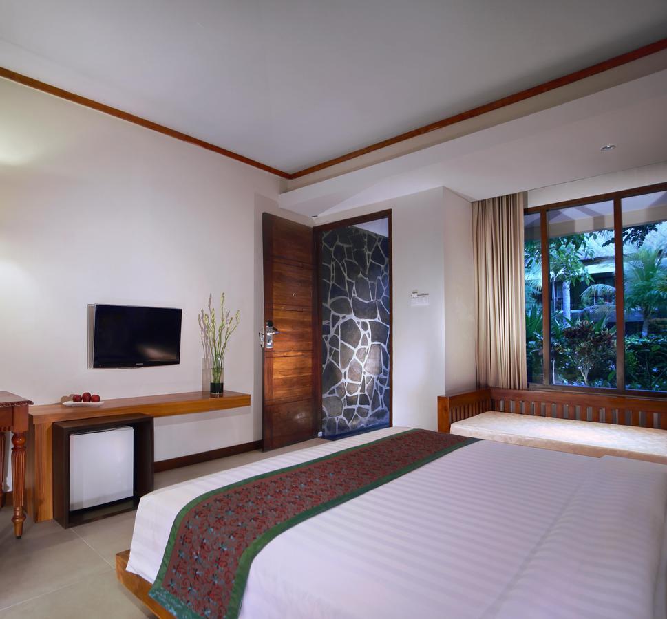 Alojamiento Deluxe con cama extragrande y vistas a la piscina