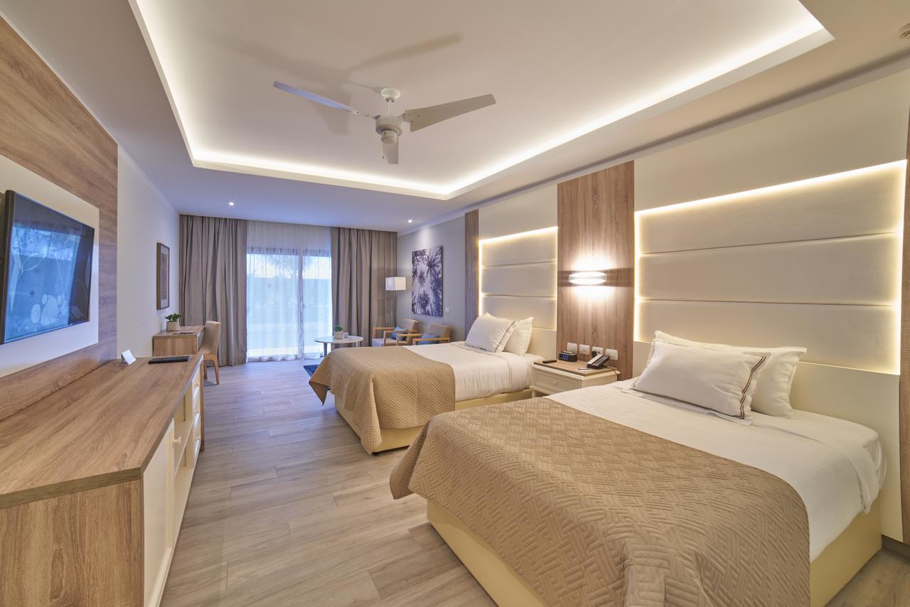 Junior Suite Deluxe Swim Up (1 Adult),738374419:JPEG