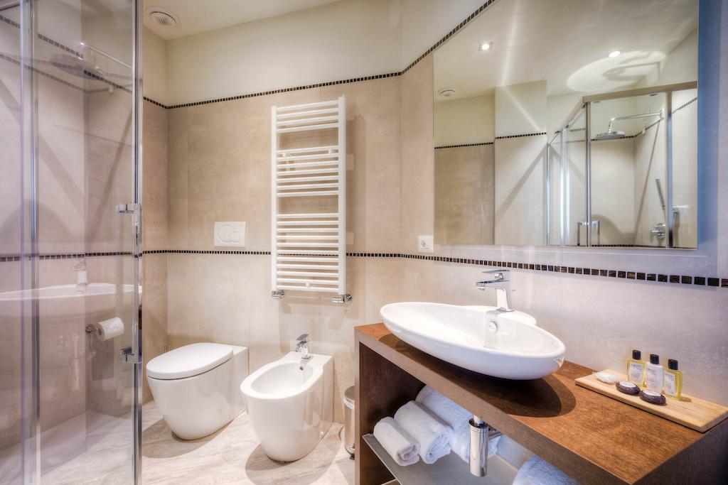 Suite con terraza, cocina y acceso a la piscina