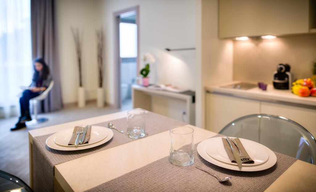 Habitación Superior con balcón, cocina y acceso a la piscina