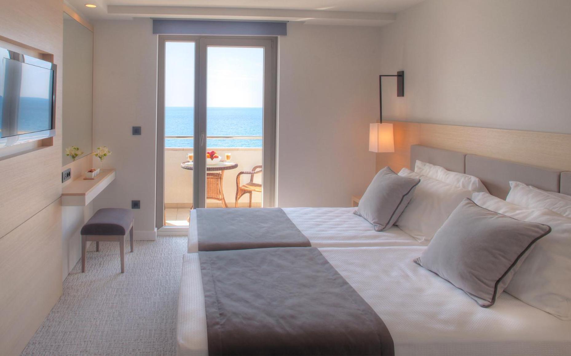 Quarto com vista panorâmica do mar e varanda