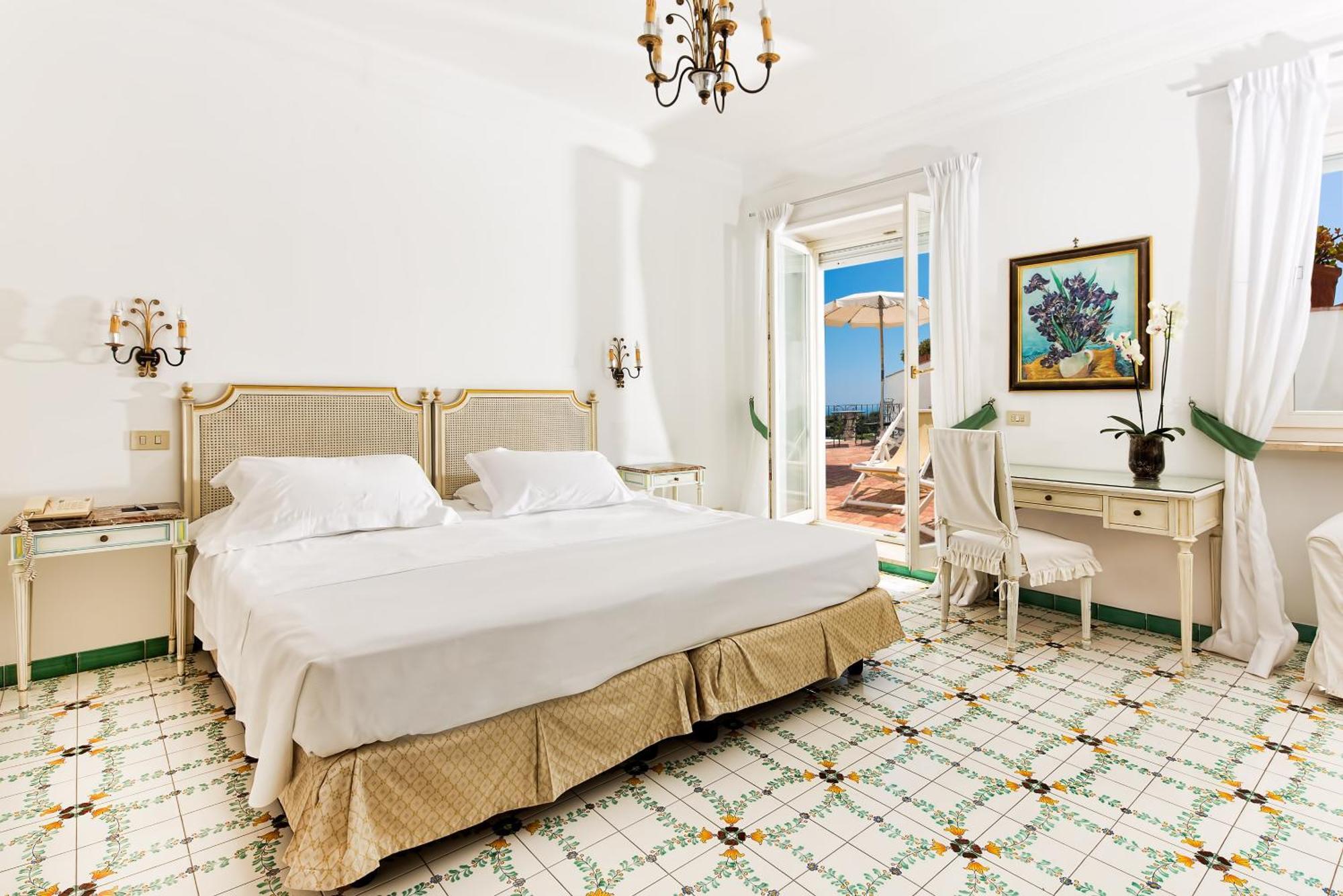 Deluxe Double Room with Side Sea View,798942291:JPEG