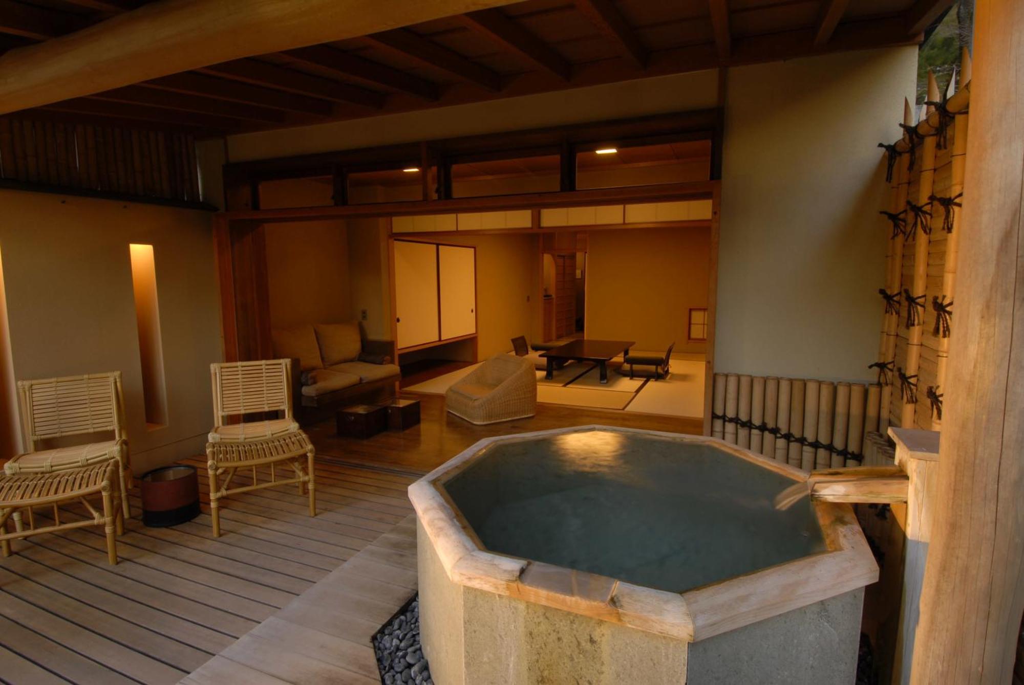 Zimmer "Suzukake" im japanischen Stil mit Badewanne im Freien