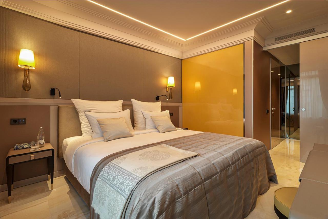 Habitación con cama grande y vistas al mar