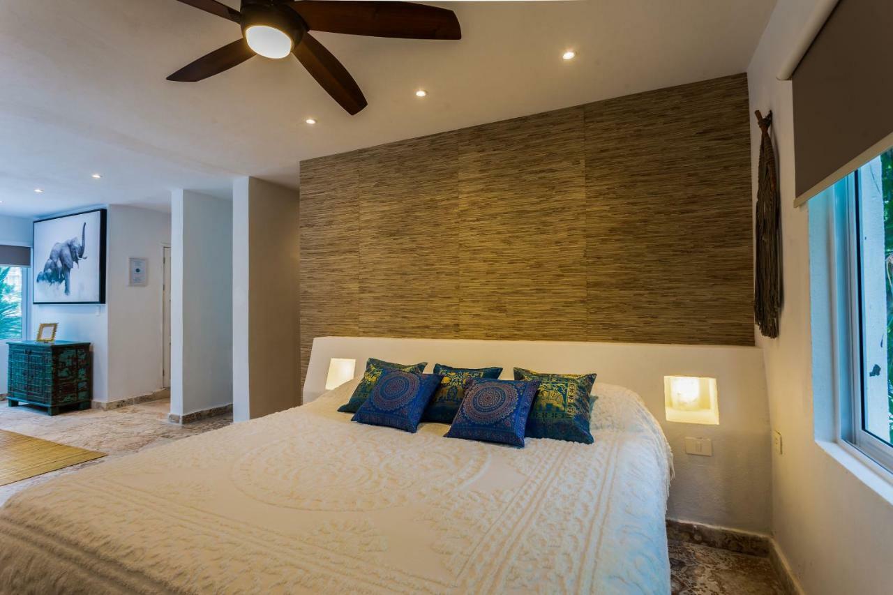 Suite con jacuzzi y vistas parciales al océano