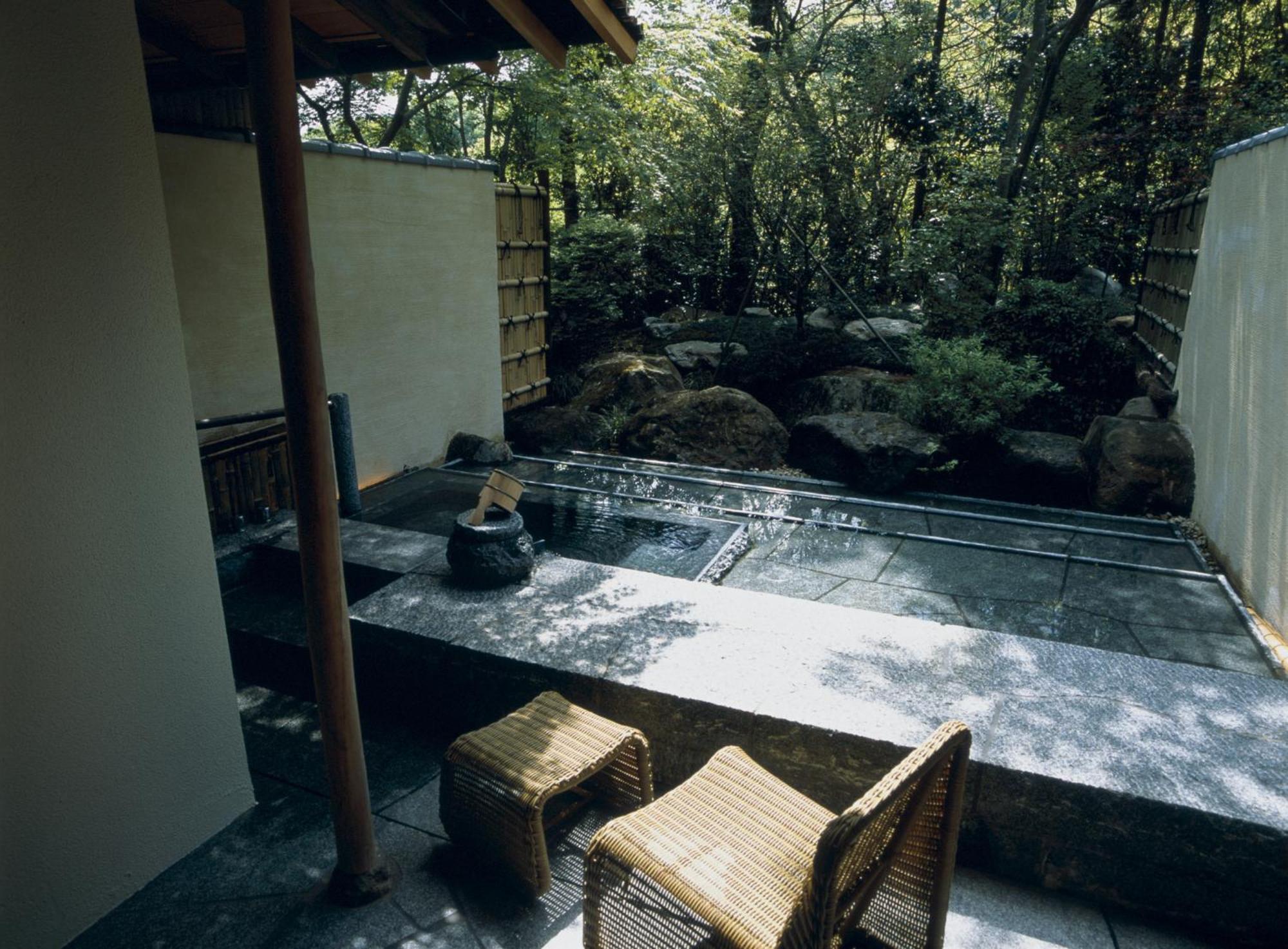 Zimmer im japanischen Stil mit Natursteinbadewanne im Freien
