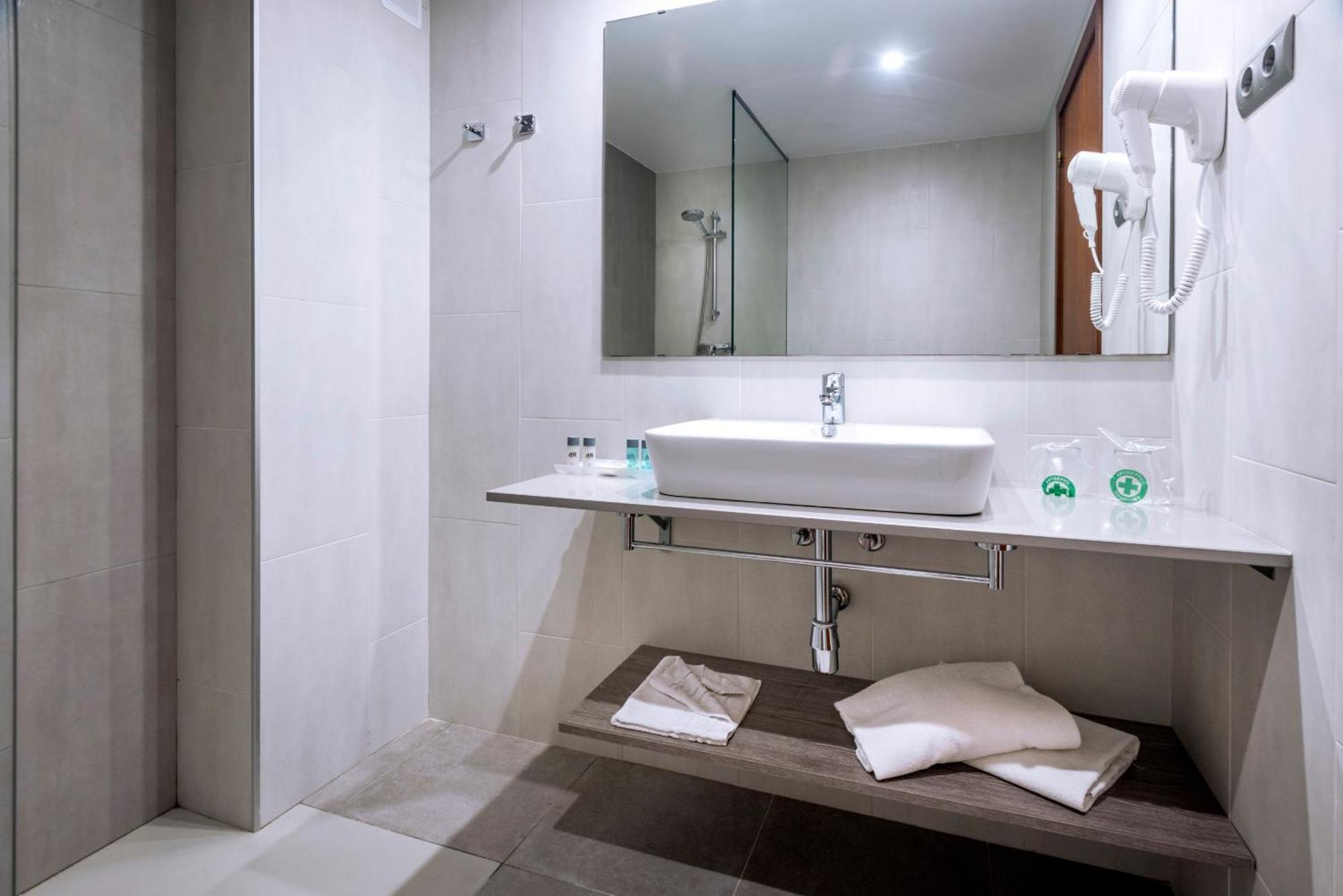 Standard Double Room (2 Adults),1681714071:JPEG