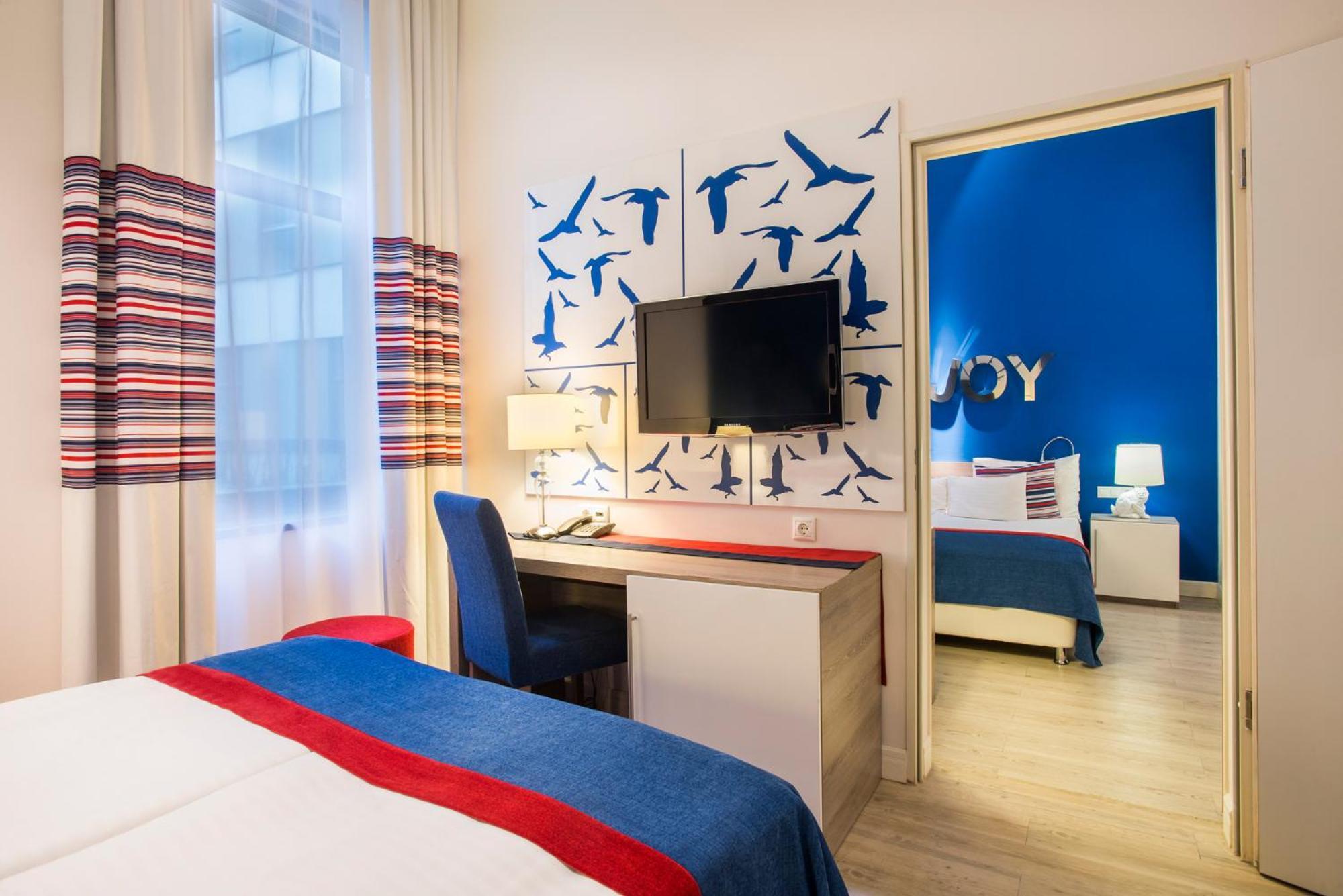 Connecting Family Room,944481700:JPEG