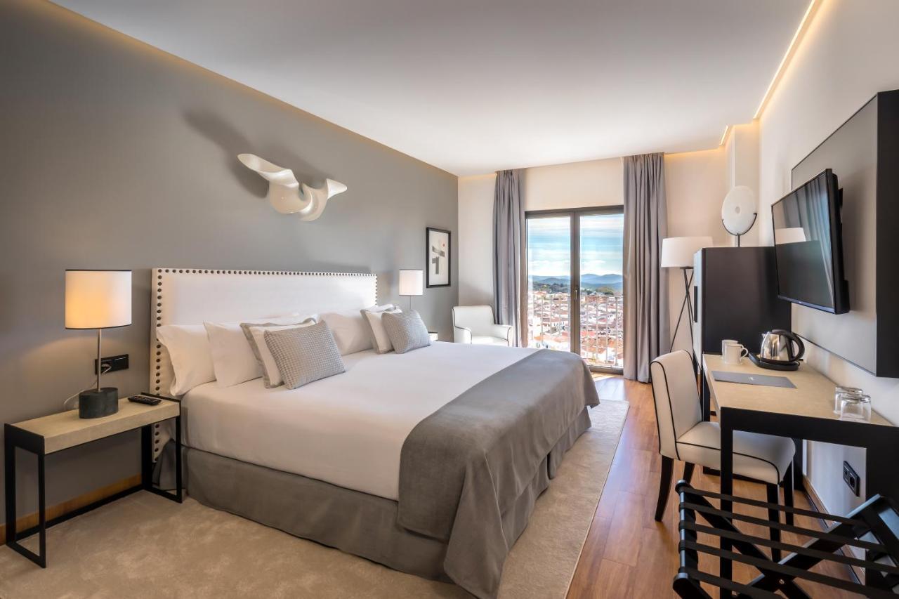 Deluxe Double Room with Balcony - pool view (2 pax),974468899:JPEG