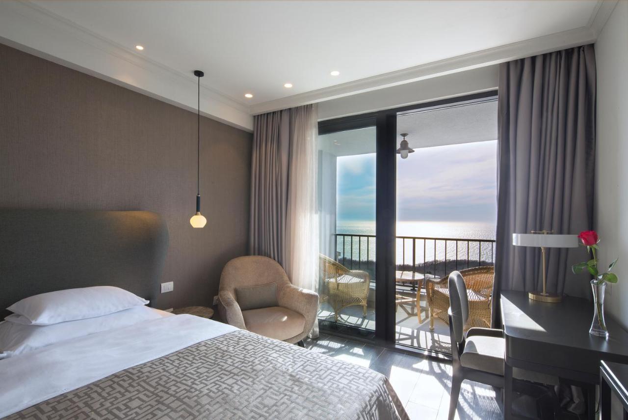 Doppelzimmer mit Balkon und Meerblick