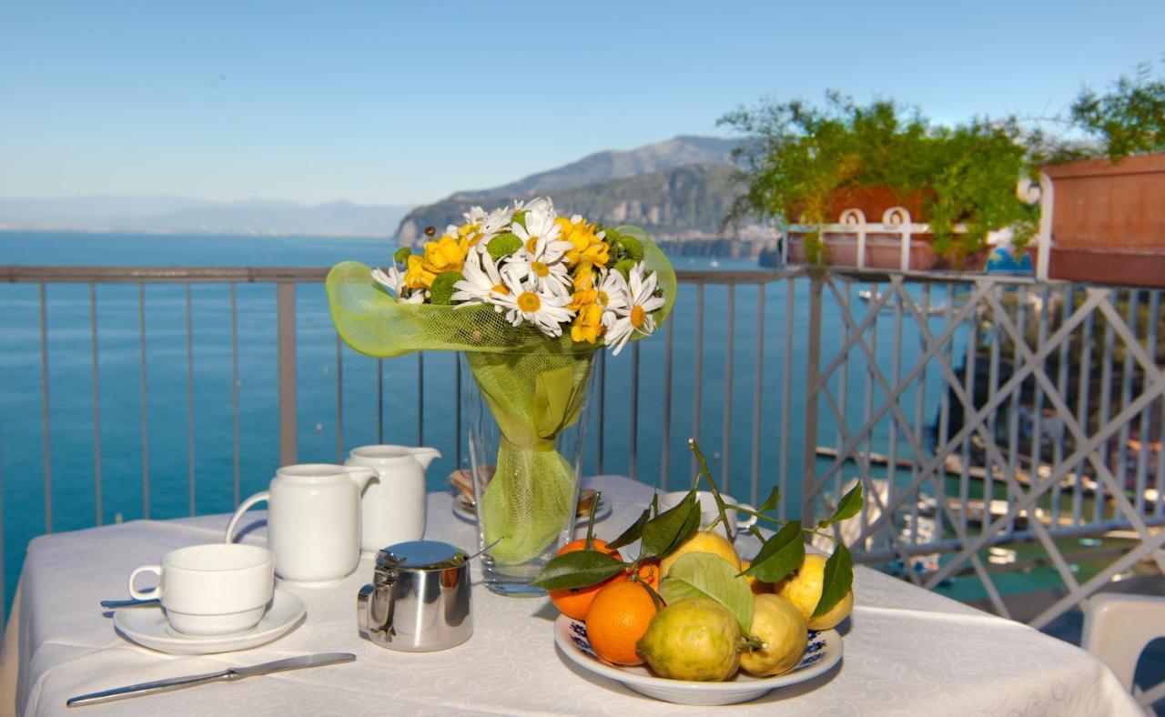 Tweepersoonskamer met Balkon en Uitzicht op Zee