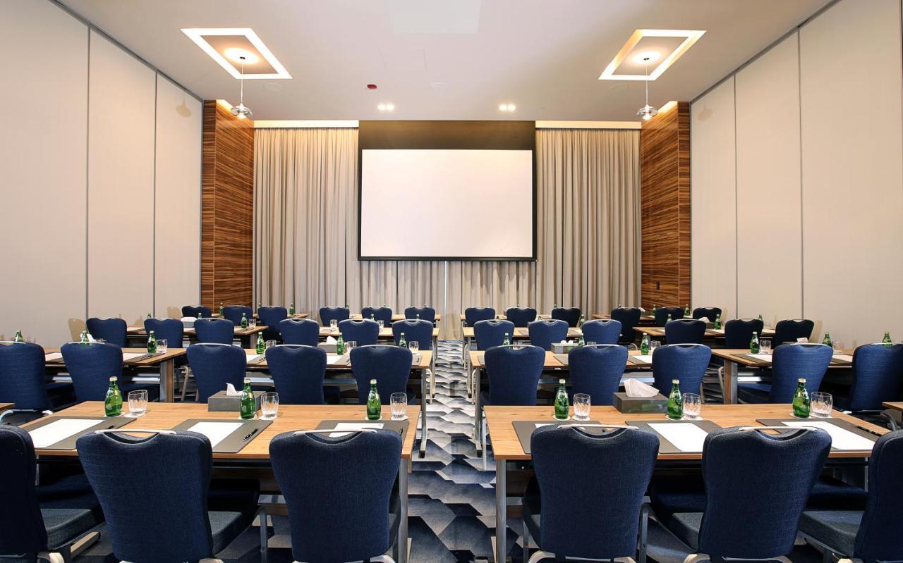 Executive Suite Complimentary Luxury Transfers to Jumeirah Beach Mall of Emirates