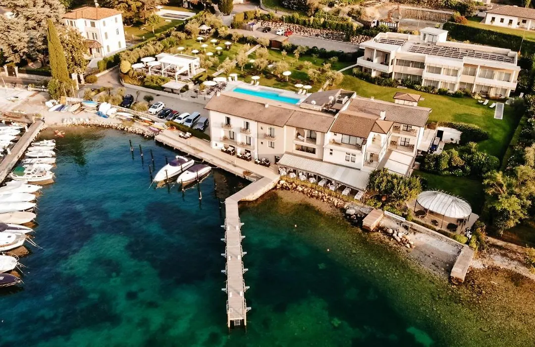 Bella Hotel & Restaurant With Private Dock For Mooring Boats-1