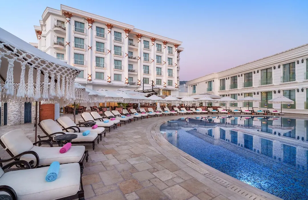 Les Ambassadeurs Hotel Casino&Marina-1