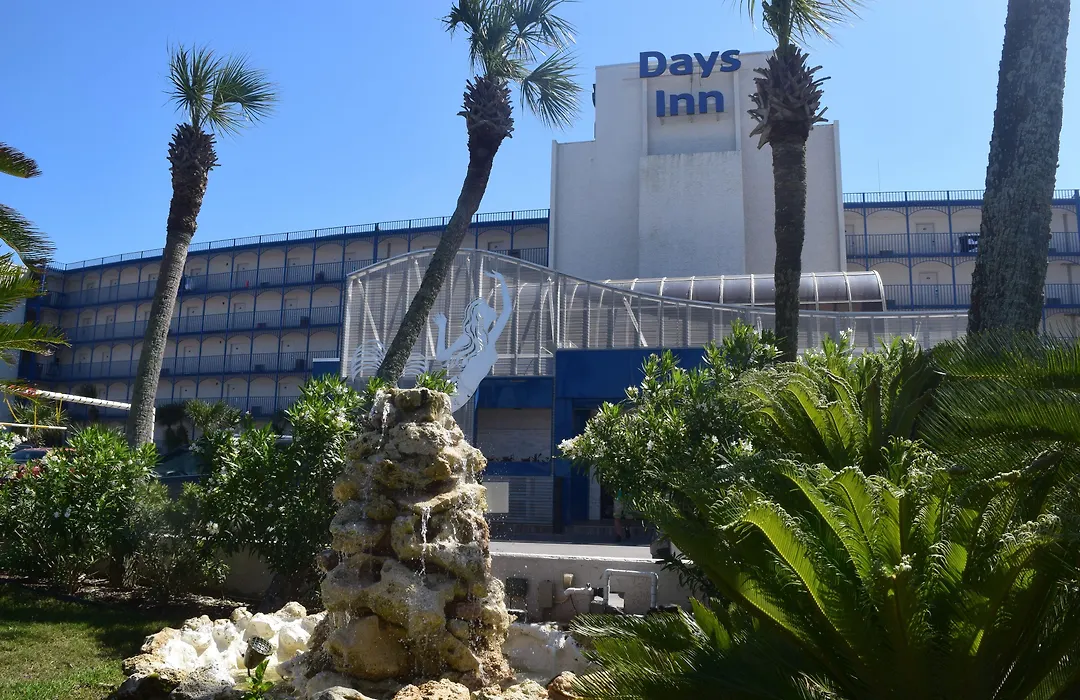 Days Inn By Wyndham Panama City Beach Beachfront Resort-1