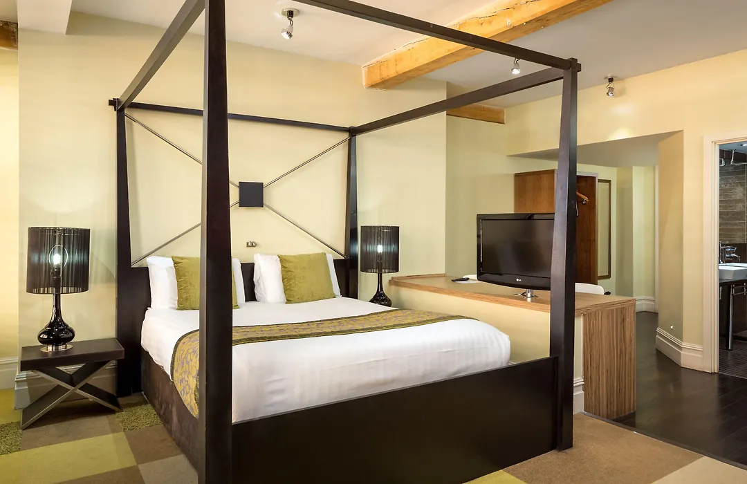 Roomzzz Manchester City-1