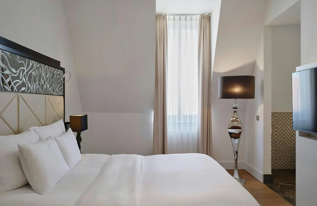 Roomers Berlin Steinplatz, Autograph Collection-1