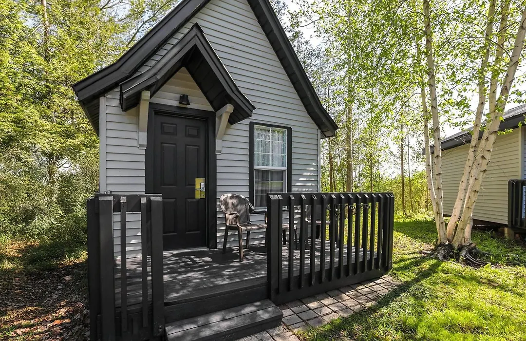 Super 8 By Wyndham Gananoque - Country Squire Resort-1