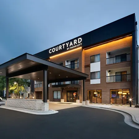 Courtyard Grand Rapids Airport-3