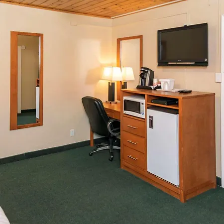 Econo Lodge Inn & Suites-3
