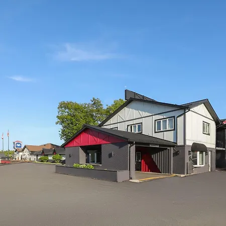 Super 8 By Wyndham Gananoque - Country Squire Resort-3