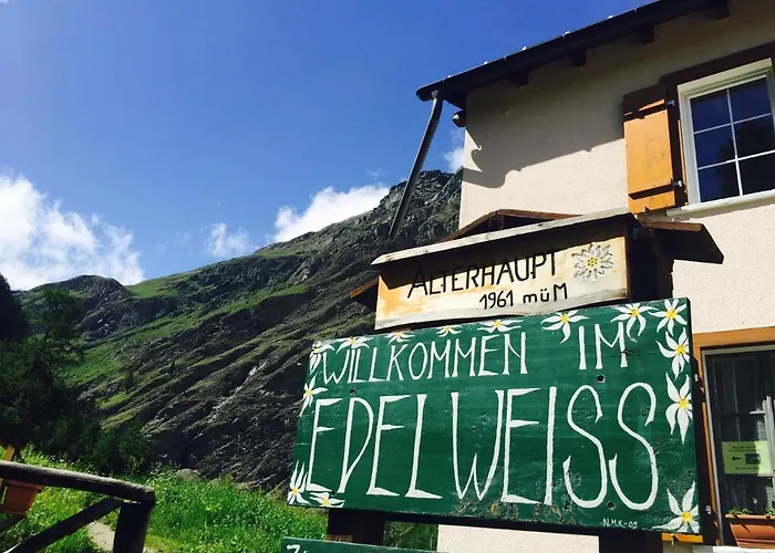 Hotel mit Hund Edelweiss Mountain Guest House - 1 Hour Hike Up From Zermatt Station - On Hiking Trail - No Transport