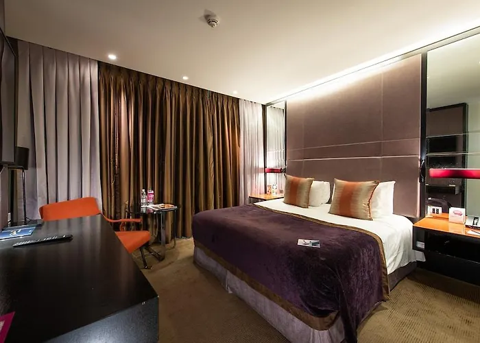 Hotel with pool: Crowne Plaza London Battersea