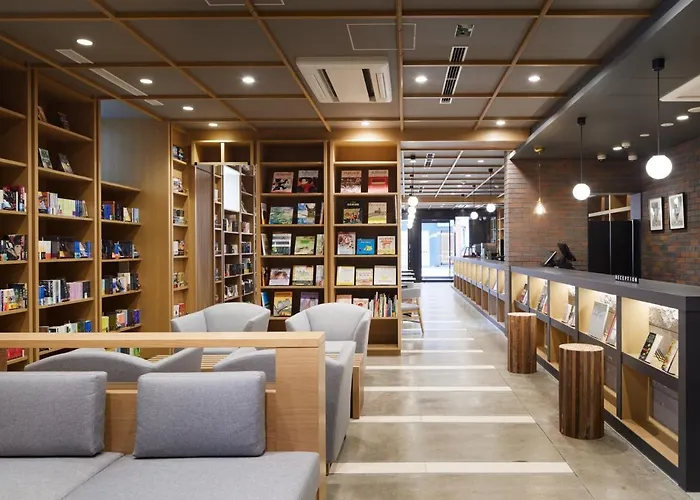 Cheap hotel: Lamp Light Books Hotel Sapporo