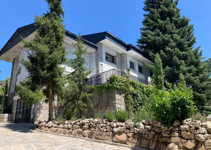 Villa con piscina: Los Cedros, gran chalet con piscina y apartamento en Navacerrada